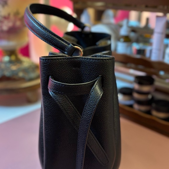 TORY BURCH ROMY SUEDE BUCKET BAG- IN BLACK - Picture 4 of 10